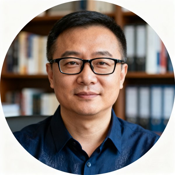 张磊创始人兼CEO的圆形头像照片，中年男性，戴着黑框眼镜，穿着深蓝色衬衫，背景是办公室书架